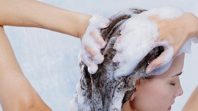 ماذا نضع على الشعر بعد الاستحمام