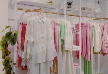 فرح وسعادة: تفسير حلم الملابس الملونة للعزباء