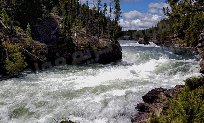 النهر الجاري الصافي: يدل على الخير والرزق والعافية والنجاح في الحياة